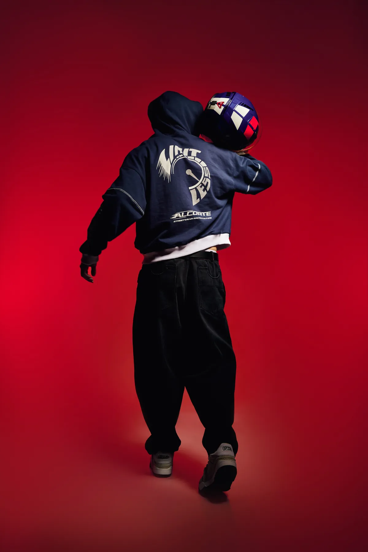 Editorial ALCORTE — espalda del Hoodie Race en movimiento