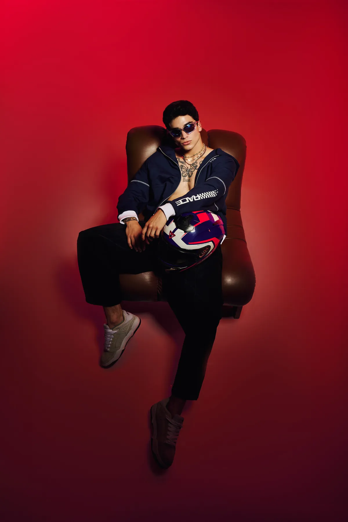 Editorial ALCORTE — Hoodie Race con casco de carreras
