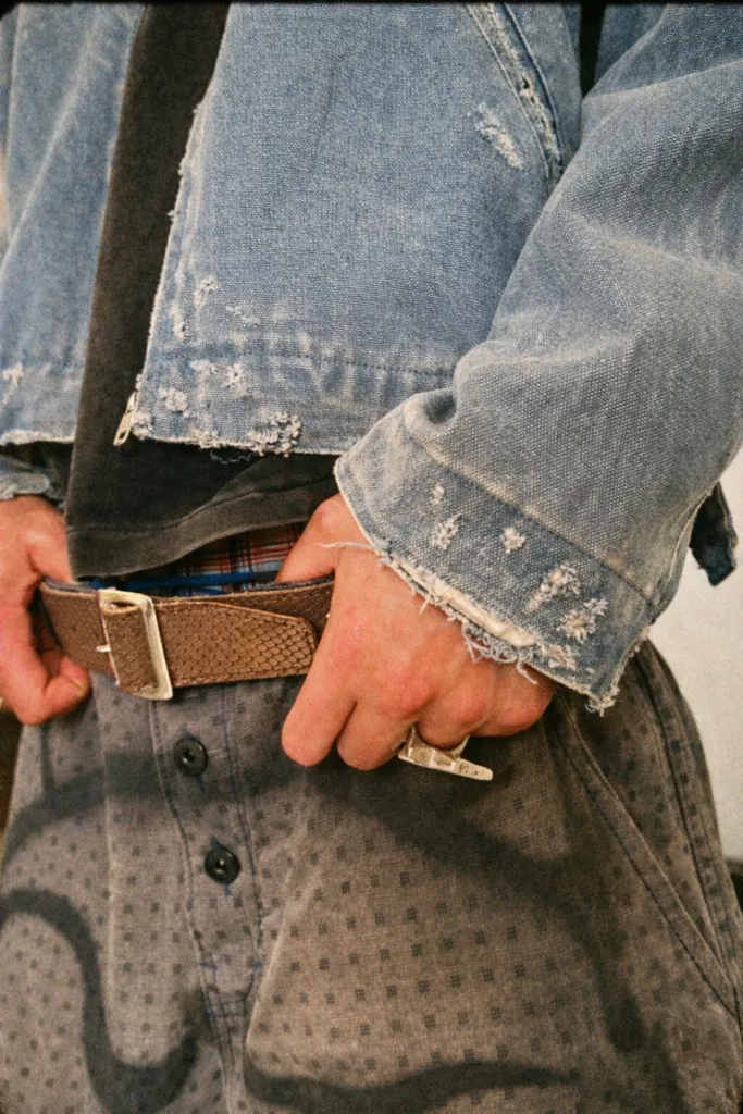 Editorial ALCORTE — detalle de casaca denim y cinturón