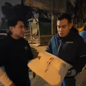 Entrega en mano de un pedido ALCORTE