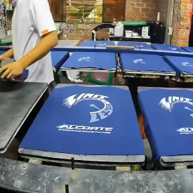 Estampado de las poleras ALCORTE en el taller