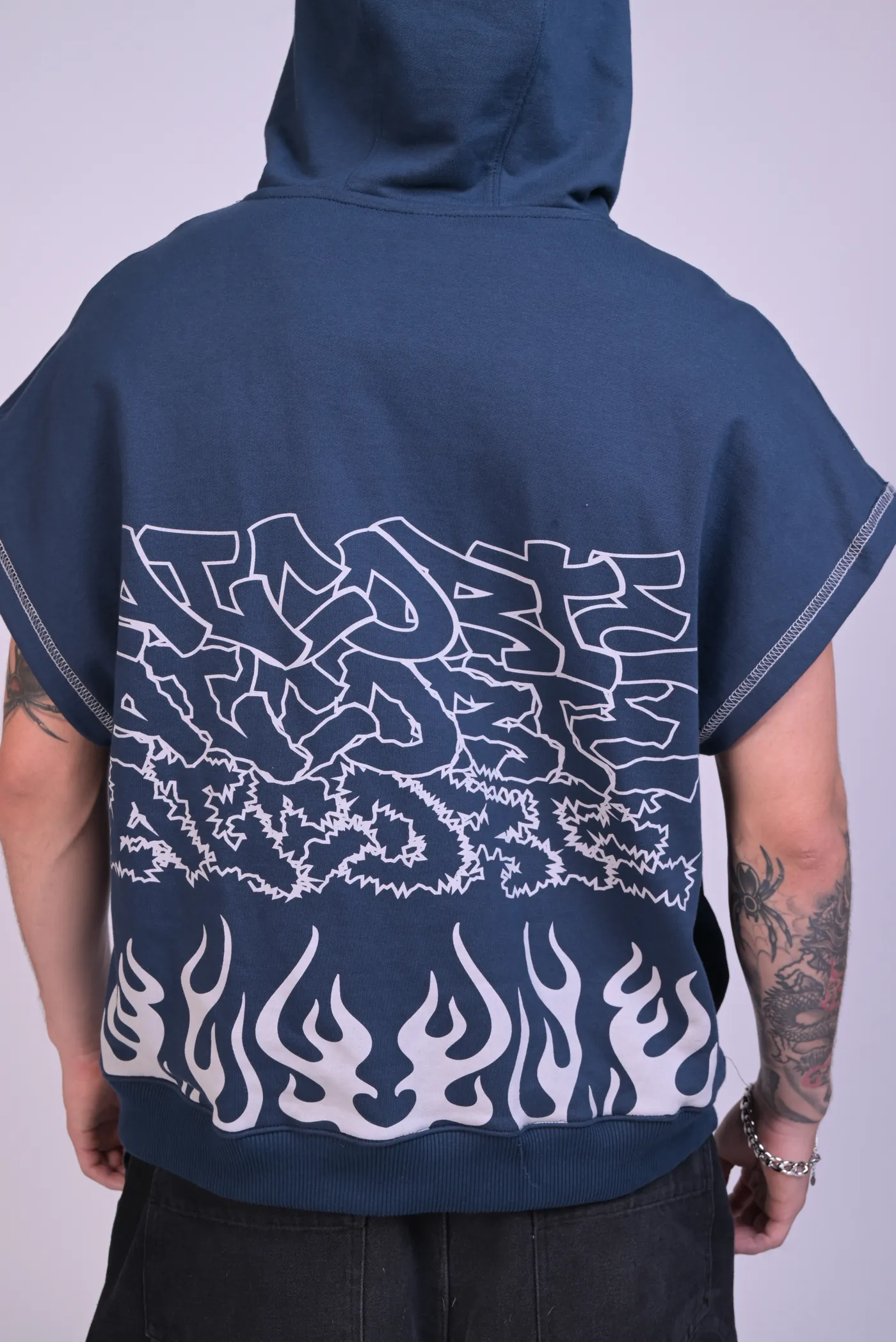 Espalda del Hoodie Flame ALCORTE con el estampado de flamas y grafiti