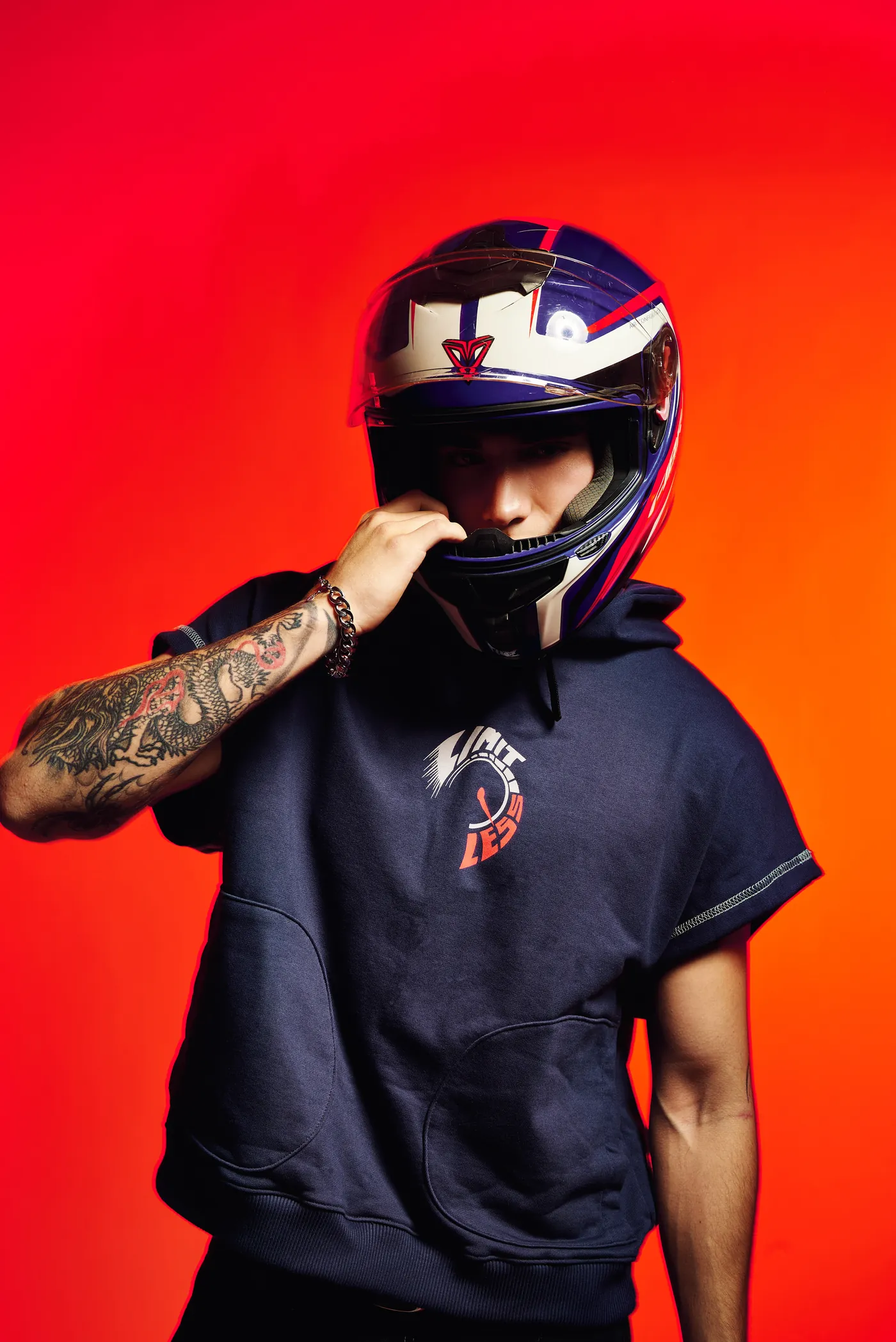 Hoodie Flame ALCORTE con casco de carreras puesto
