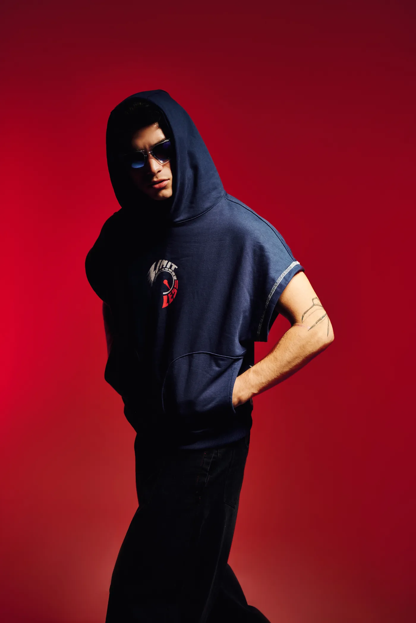 Hoodie Flame ALCORTE con la capucha puesta sobre fondo rojo