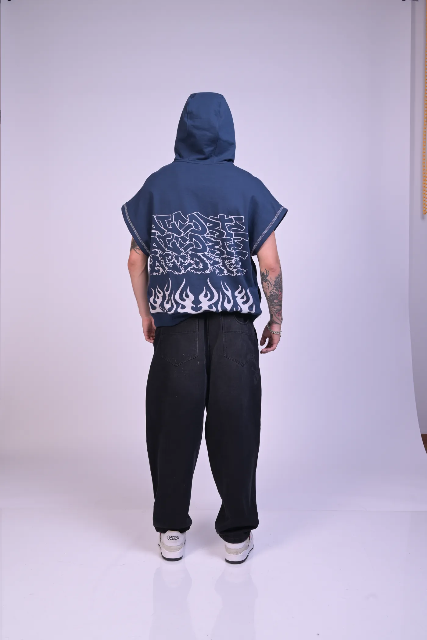 Look completo con el Hoodie Flame ALCORTE, visto de espaldas