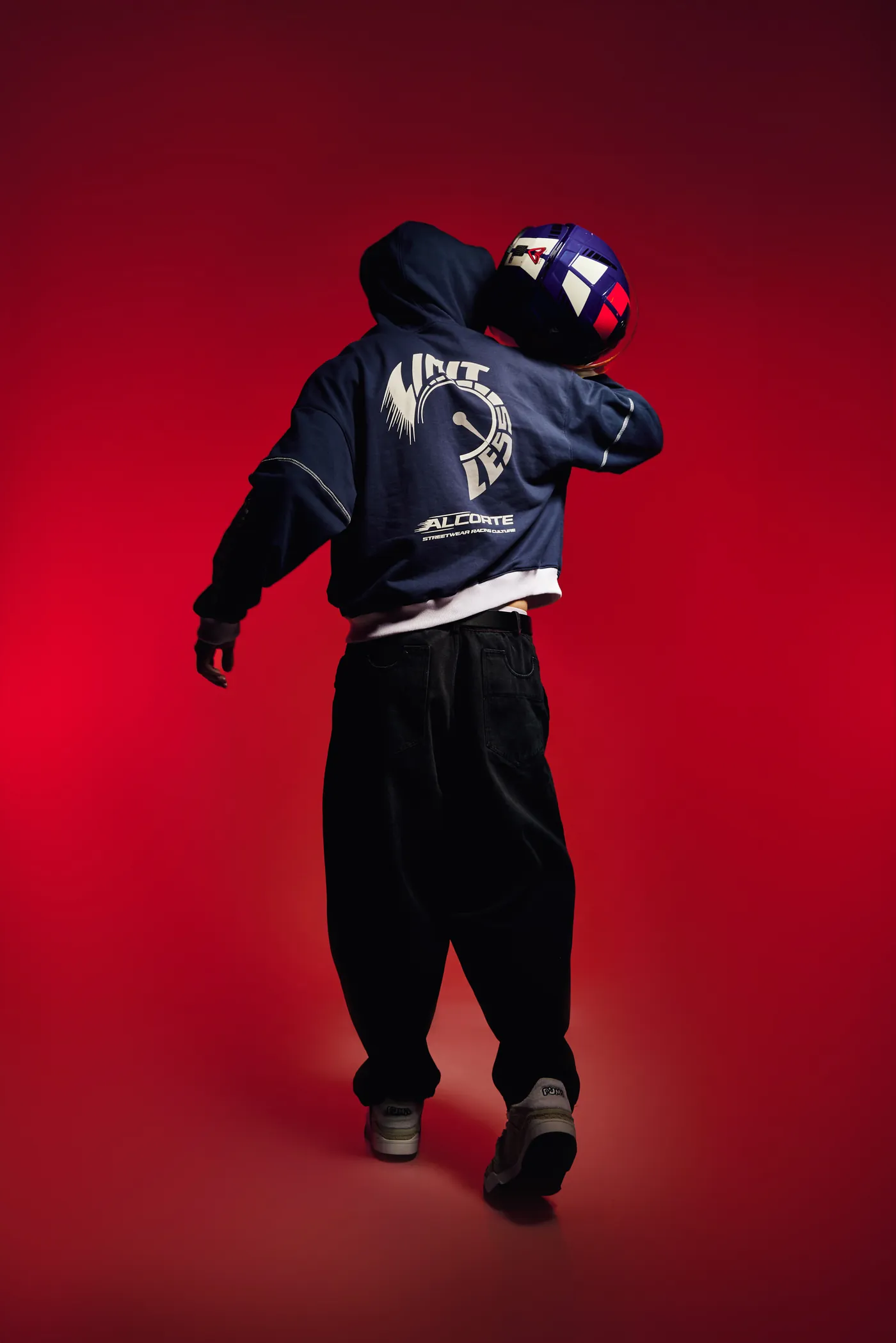 Hoodie Race ALCORTE de espaldas, en movimiento