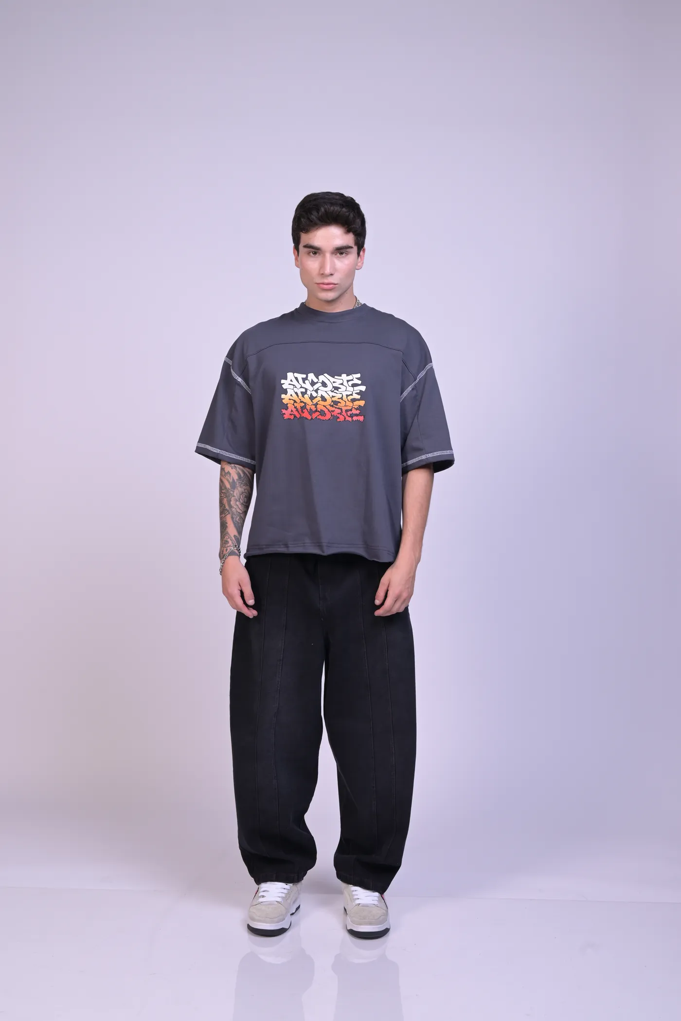 Look completo con el polo Neo Core ALCORTE y pantalón negro